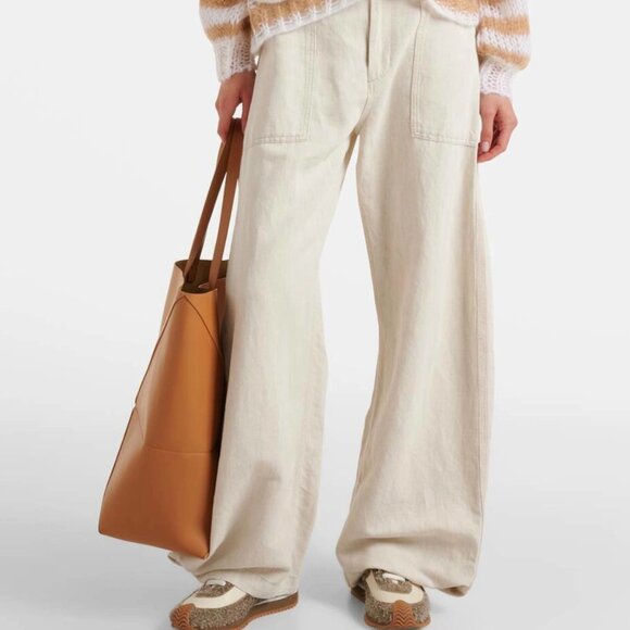 Loewe Anagram cardigan crafted from a luxurious wool-blend - Picture 4 of 12